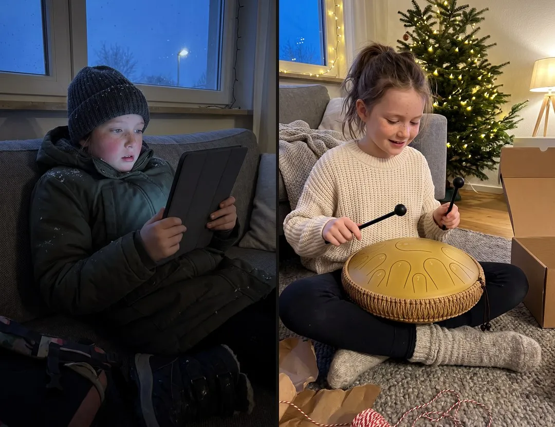 Vorher-Nachher: Mädchen sitzt nach der Schule noch in Winterjacke und Mütze im dunklen Wohnzimmer am Tablet, daneben spielt es entspannt die goldene Sonodrum Zungentrommel am beleuchteten Weihnachtsbaum, neben ihr Geschenkpapier
